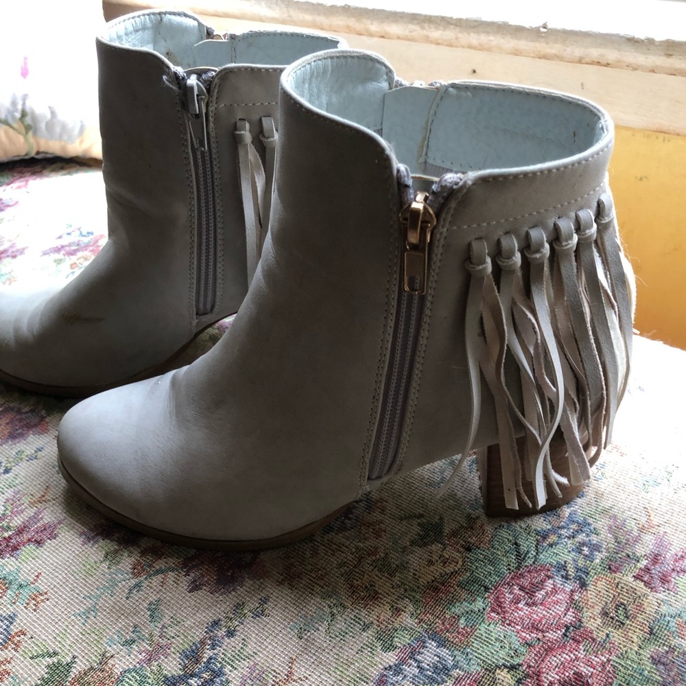 Adorable fringe Bootie